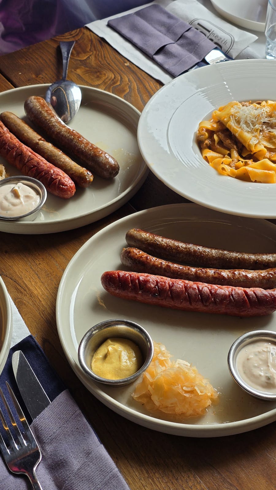 Tabla de salchichas alemanas con pretzel y schop sobre madera